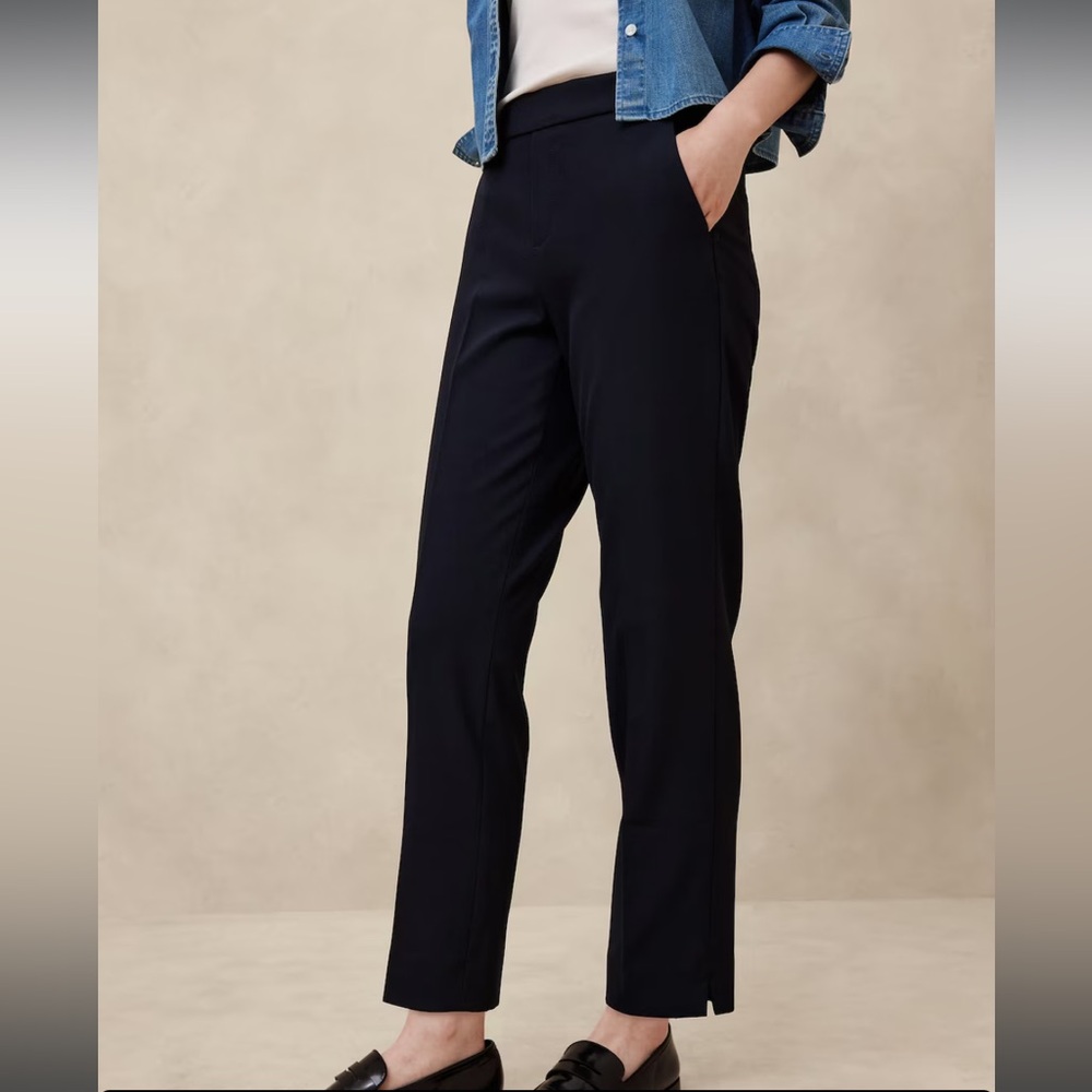 Banana Republic Factory Hayden Tapered Pant Size 10, Navy, NWT. Never worn.